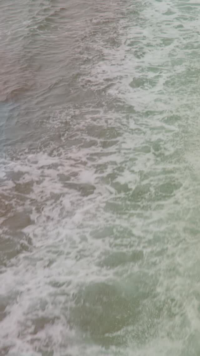 .
.
.
絶景と伝説に出会う、姫島の旅
.
国東半島からフェリーで20分。
青い海に浮かぶ小さな島「姫島」には、
火山がつくり出した絶景と、
神話や伝説が今も息づいています。
.
黒曜石の断崖に圧倒され、名物・車エビのグルメに舌鼓。 
“キツネ踊り”にちなんだキツネのお面作り体験も！
.
自然、食、文化、そして伝説すべてが凝縮された冒険の島。
一度訪れれば心も体も満たされる、特別な旅がここに。
.
.
オオイタおそと時間webサイトでは
姫島の旅の記事を公開しています📚
本アカウントトップのURLよりご覧ください🔗
.
.
#おおいたアドベンチャーツーリズム
#姫島 #車エビ #キツネ踊り #クラフト体験
#大分県 #姫島村 #大分おでかけ #大分アウトドア